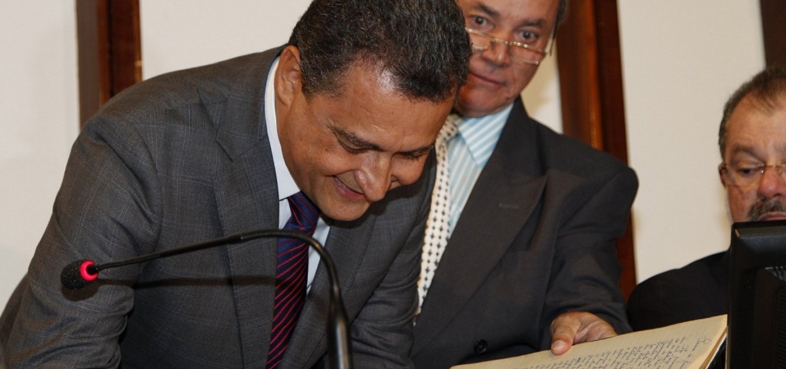[Governador sanciona corte de comissionadosÂ ]