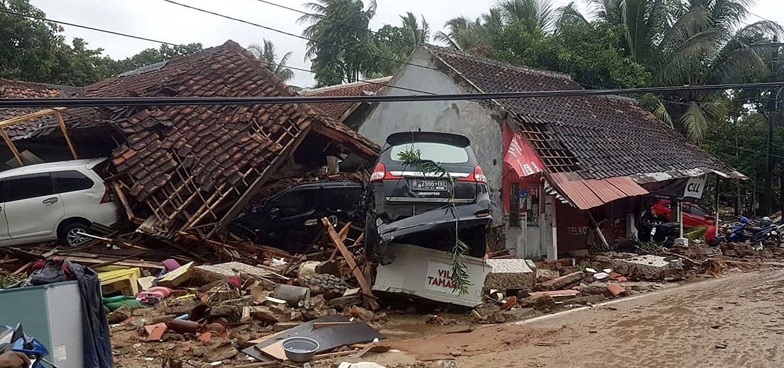 [Tsunami na IndonÃ©sia provoca 160 mortes e deixa 700 feridos]