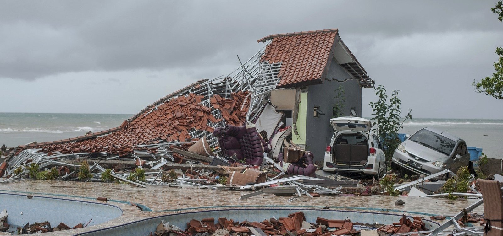 [Sobe para 429 o número de mortos em tsunami na Indonésia]