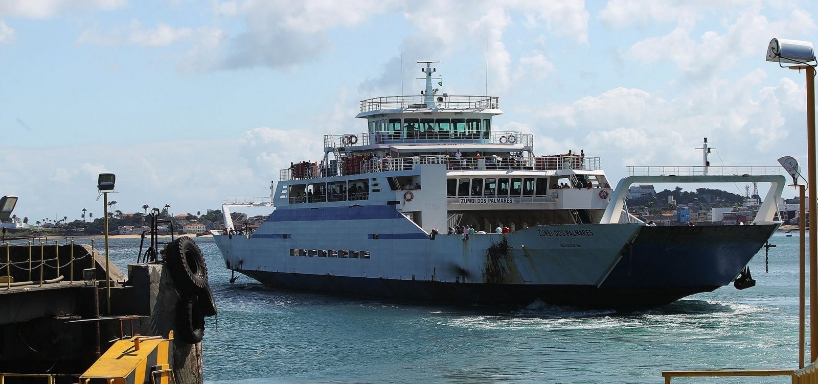 [Com somente um guichê funcionando, ferry acumula longa fila de pedestres]