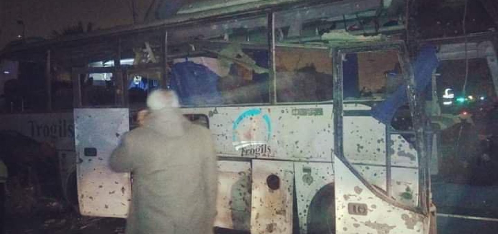 [Bomba mata turistas em Ã´nibus perto de pirÃ¢mides no Egito]