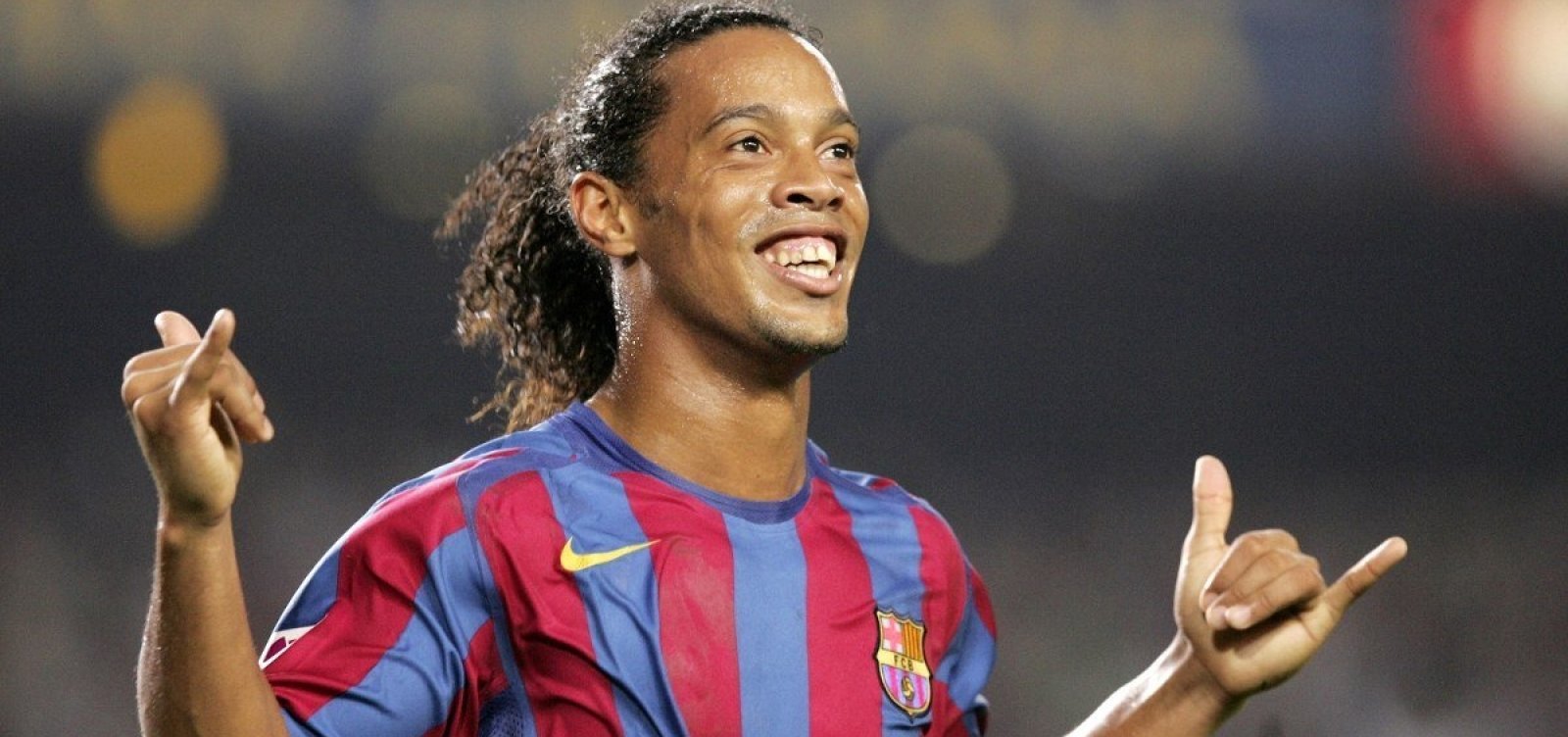 [Com passaporte apreendido, Ronaldinho é ausência em homenagem a jogadores]