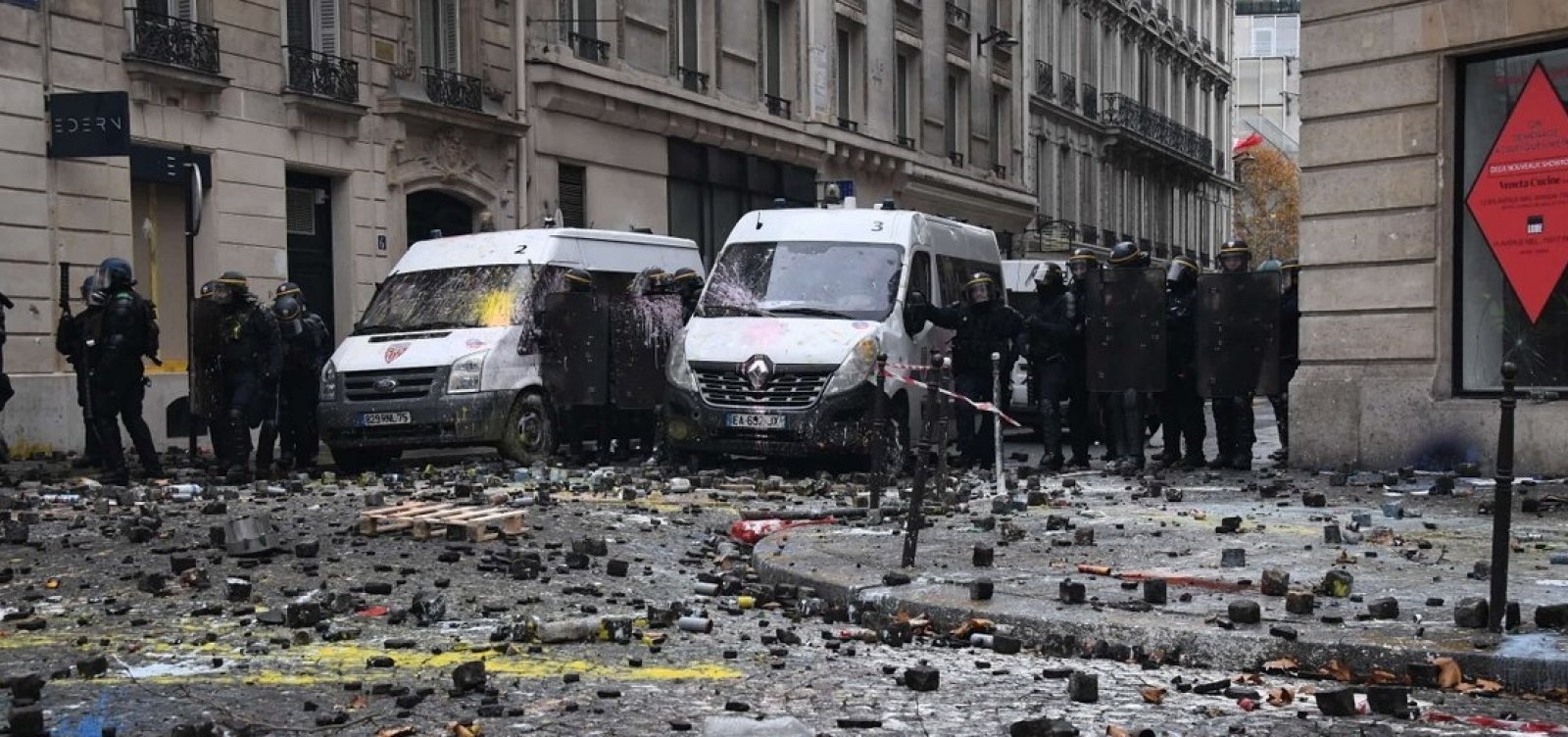 ['Coletes amarelos' voltam a fazer protestos na França]