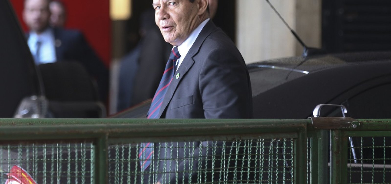 [Mourão diz que caso de Flávio não é problema do Planalto: 'Que a lei sirva para todos']