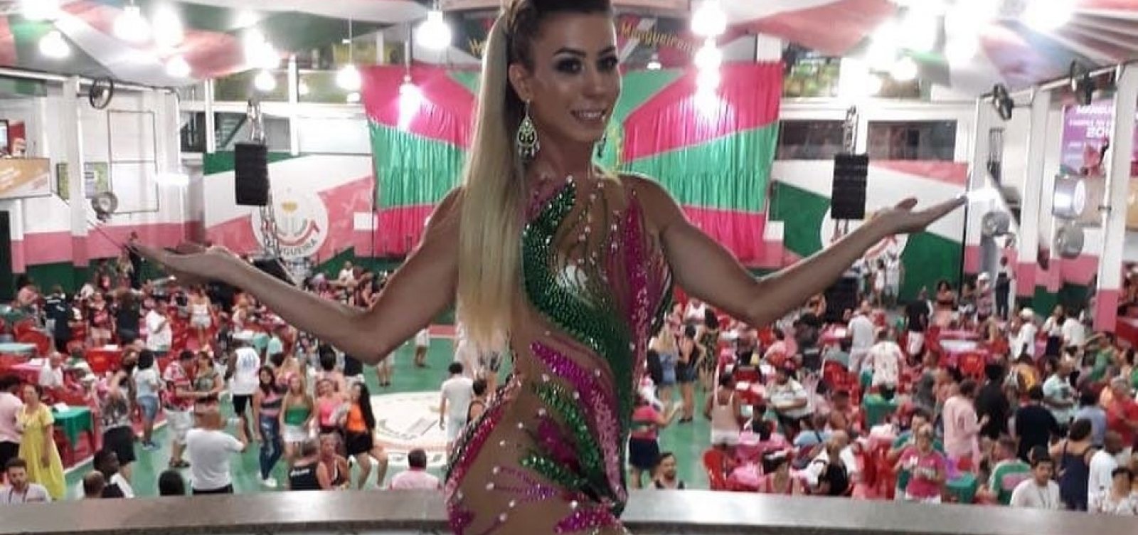 [Mangueira apresenta primeira musa transexual da escola]