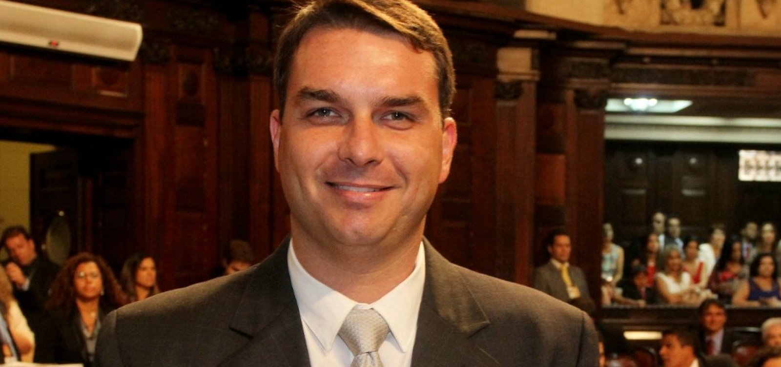 [Flávio Bolsonaro propôs homenagem a acusado de comandar milícia e empregou mãe de outro investigado]