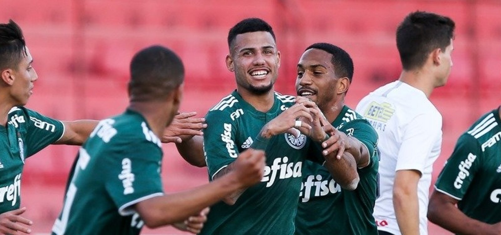 [Vitória assina com lateral da base do Palmeiras]