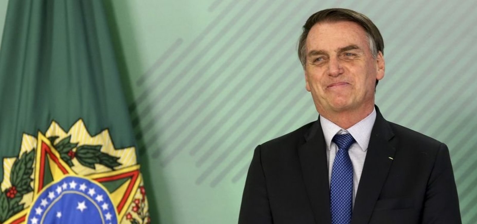 [Boletim médico diz que Bolsonaro vai passar por exames e avaliação pré-operatória nas próximas horas]