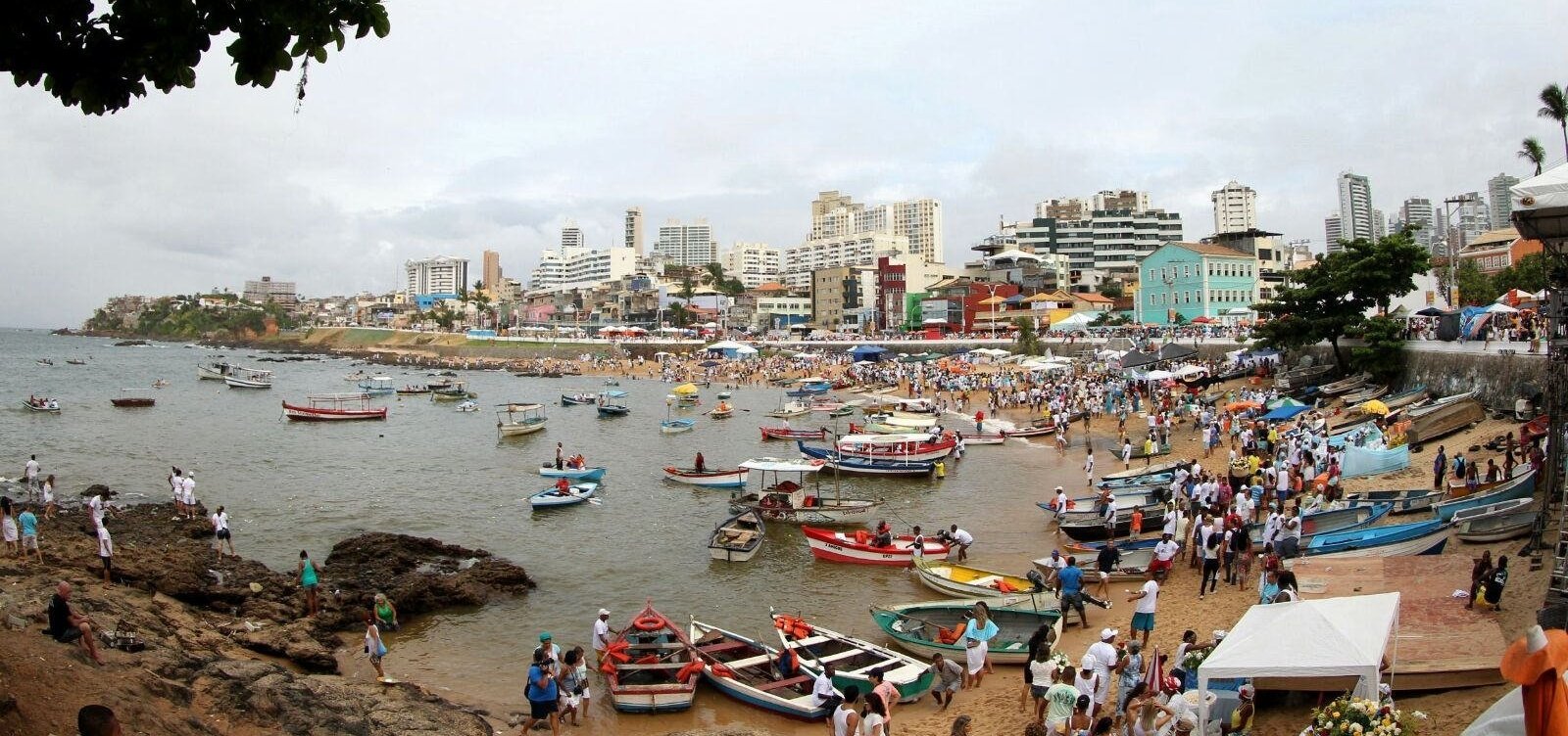 [Limpurb recolhe 106 toneladas de lixo Rio Vermelho após Festa de Iemanjá]