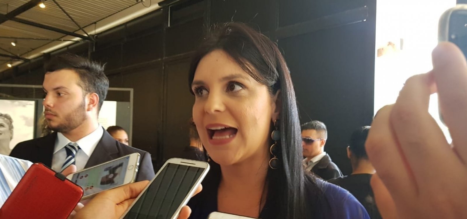 [Dayane Pimentel pede inclusão da Educação Moral e Cívica nas escolas]