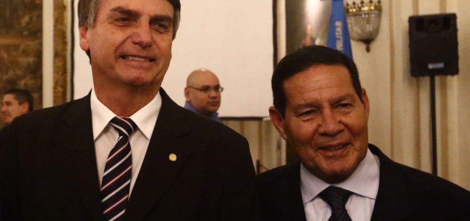 ['VocÃª quer me matar?', brinca Bolsonaro com MourÃ£o]