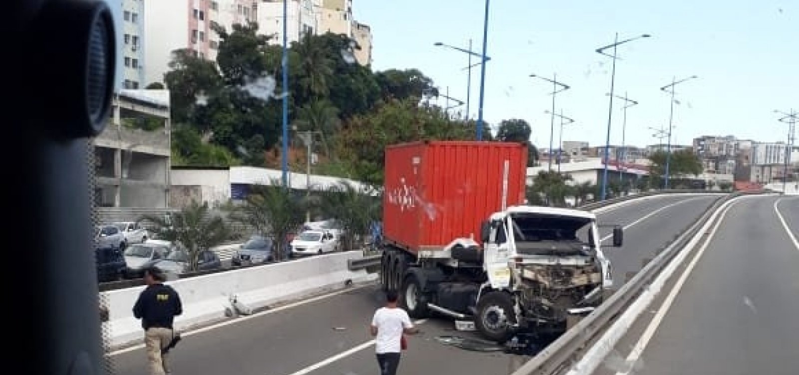 [Acidente entre duas carretas bloqueia Via Expressa; veja fotos]