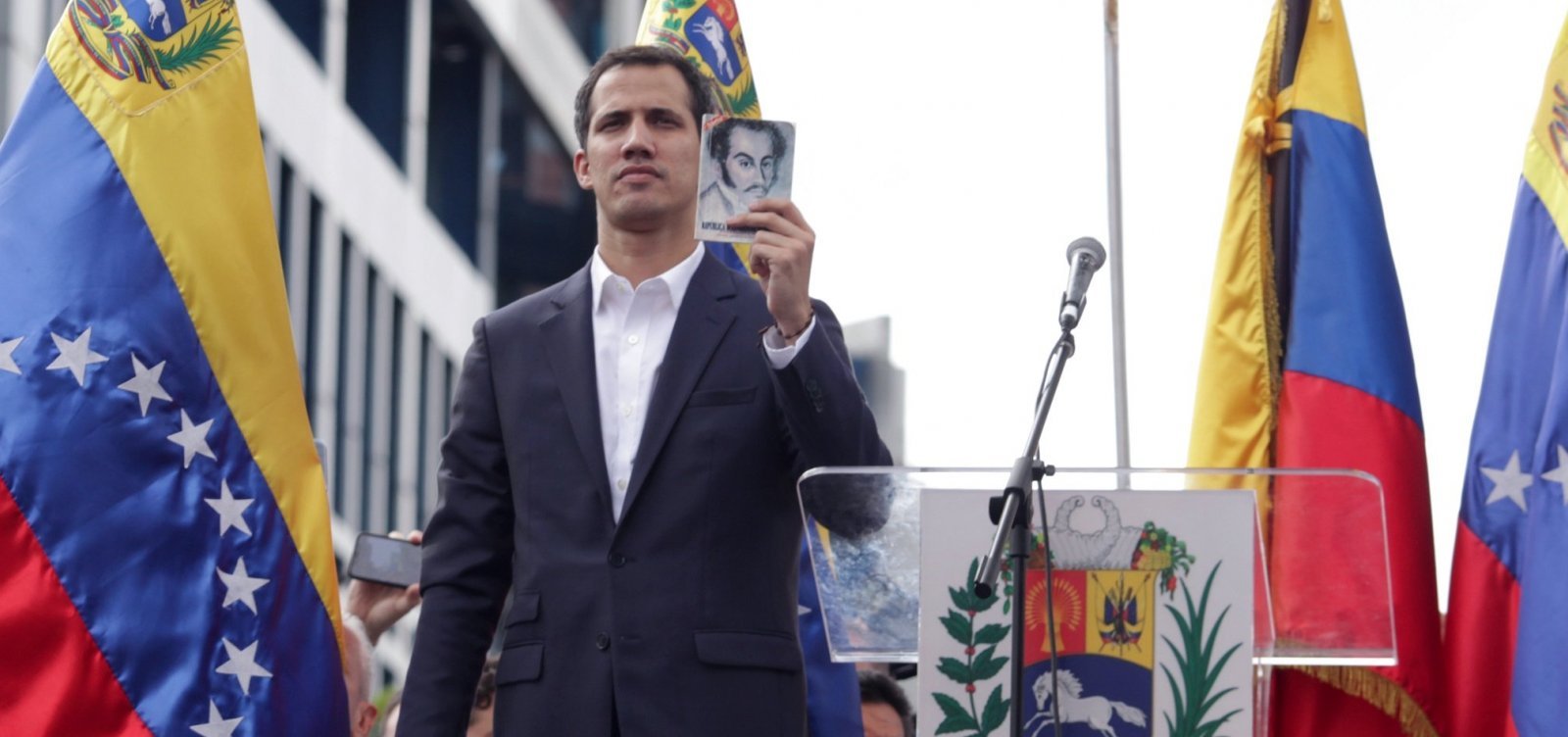 [Guaidó diz que ajuda humanitária 'está nas mãos' dos militares]