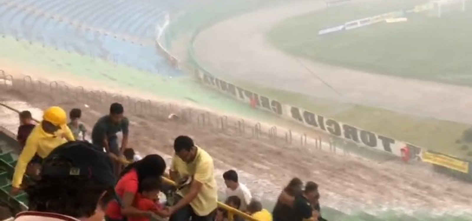 [Vídeo: Temporal causa pânico antes da partida entre Bahia e Conquista no Lomantão]