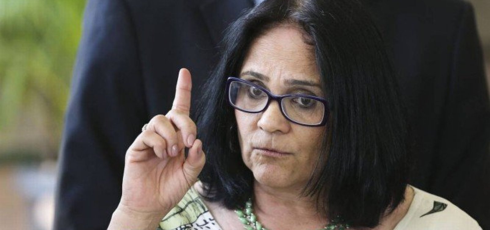 ['Posso ir às ruas de braços dados com feministas por salários iguais', diz Damares]