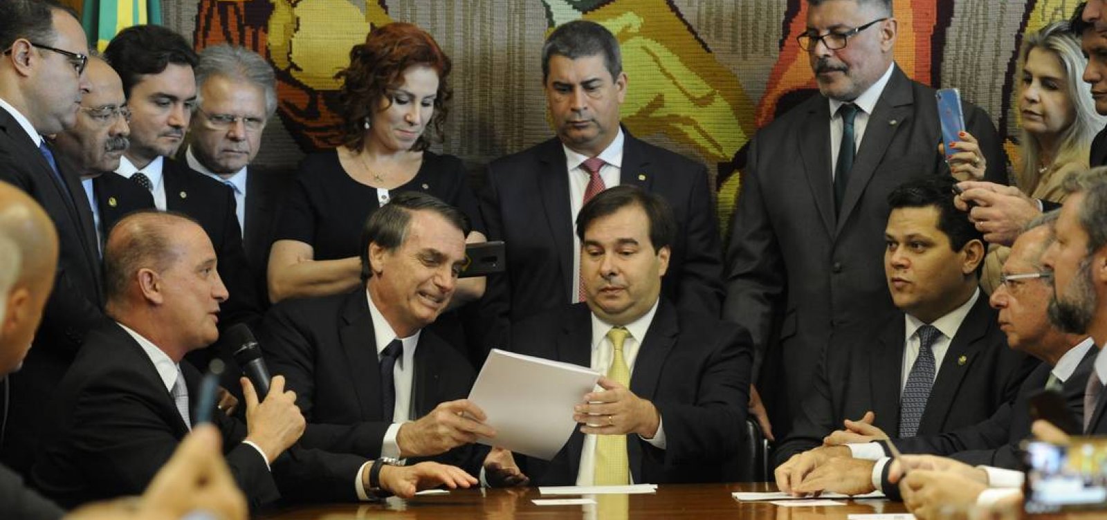 [Ainda sem incluir militares, Bolsonaro apresenta ao Congresso proposta de reforma da Previdência ]