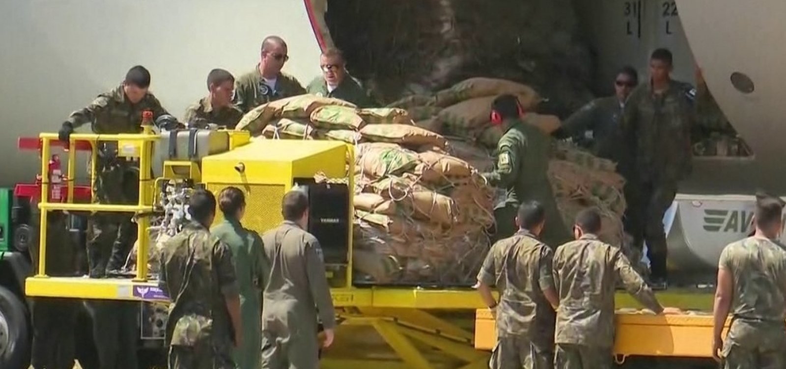 [Avião com ajuda humanitária para a Venezuela chega em Roraima]