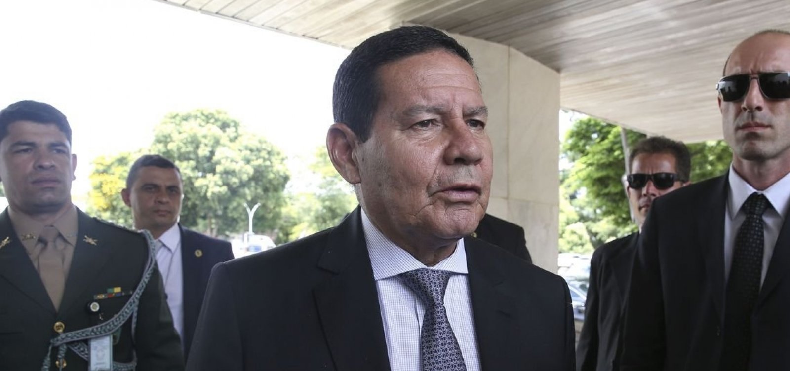 [Mourão diz que filhos de Bolsonaro ‘vão entender o tamanho da cadeira de cada um’]