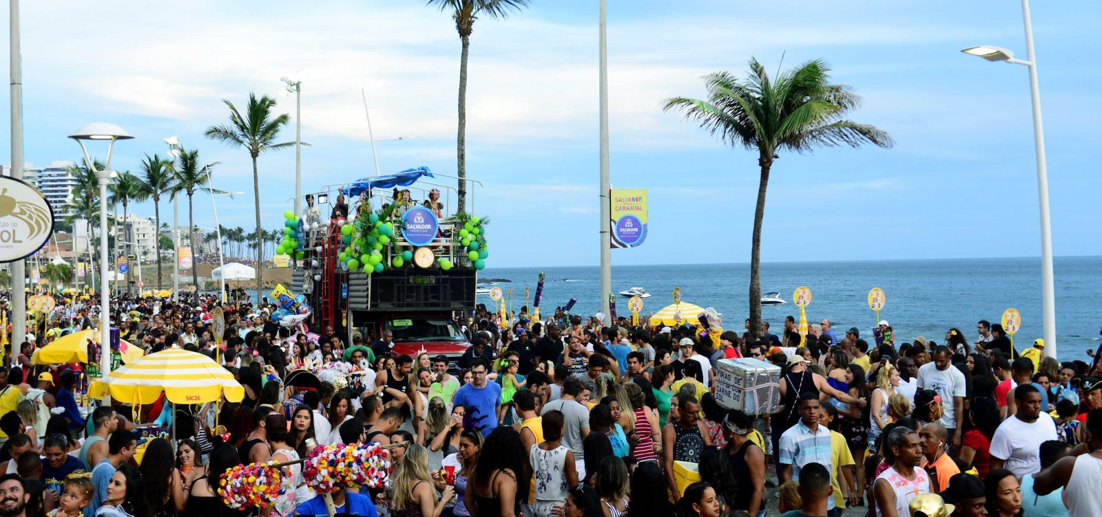 [Primeiro dia oficial do Carnaval começa com pipoca de Claudia Leitte, Daniela Mercury e Saulo]