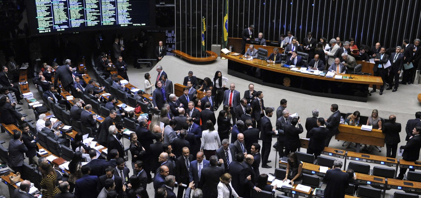 [10% dos deputados federais sÃ£o rÃ©us em processos criminais, diz levantamento]