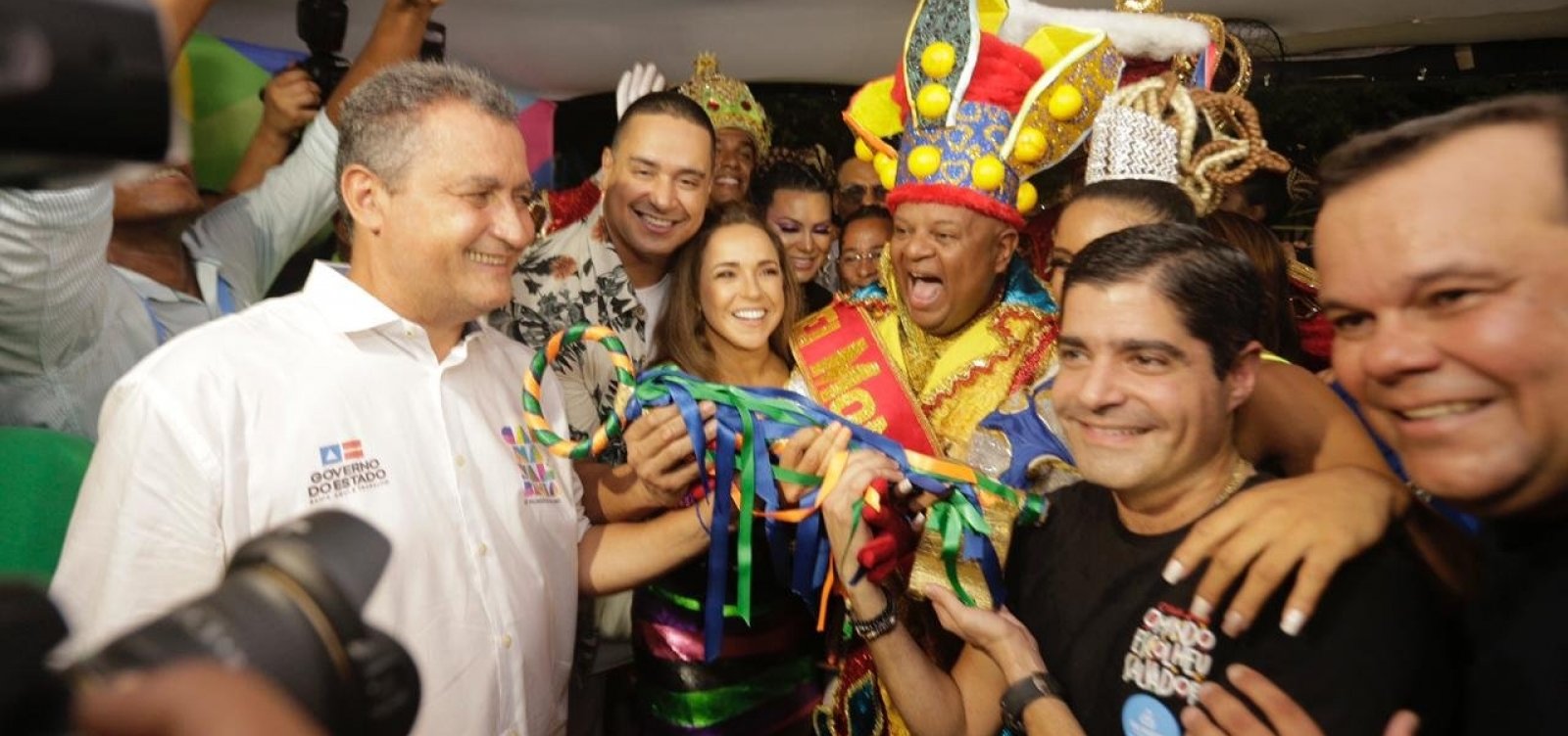 [Ao lado de artistas, Rui e Neto abrem Carnaval de Salvador]