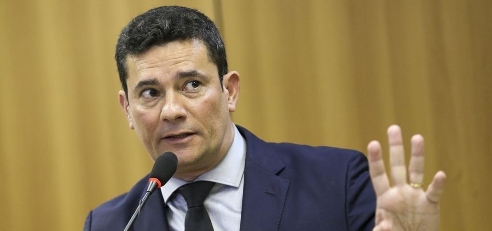 [No cargo há dois meses, Moro recua e sofre derrotas após ordens de Bolsonaro]