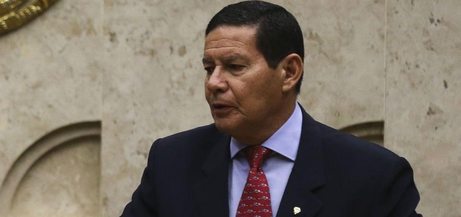 [Bolsonaro foi 'mal interpretado' sobre reduzir idade mínima para mulher se aposentar, diz Mourão]