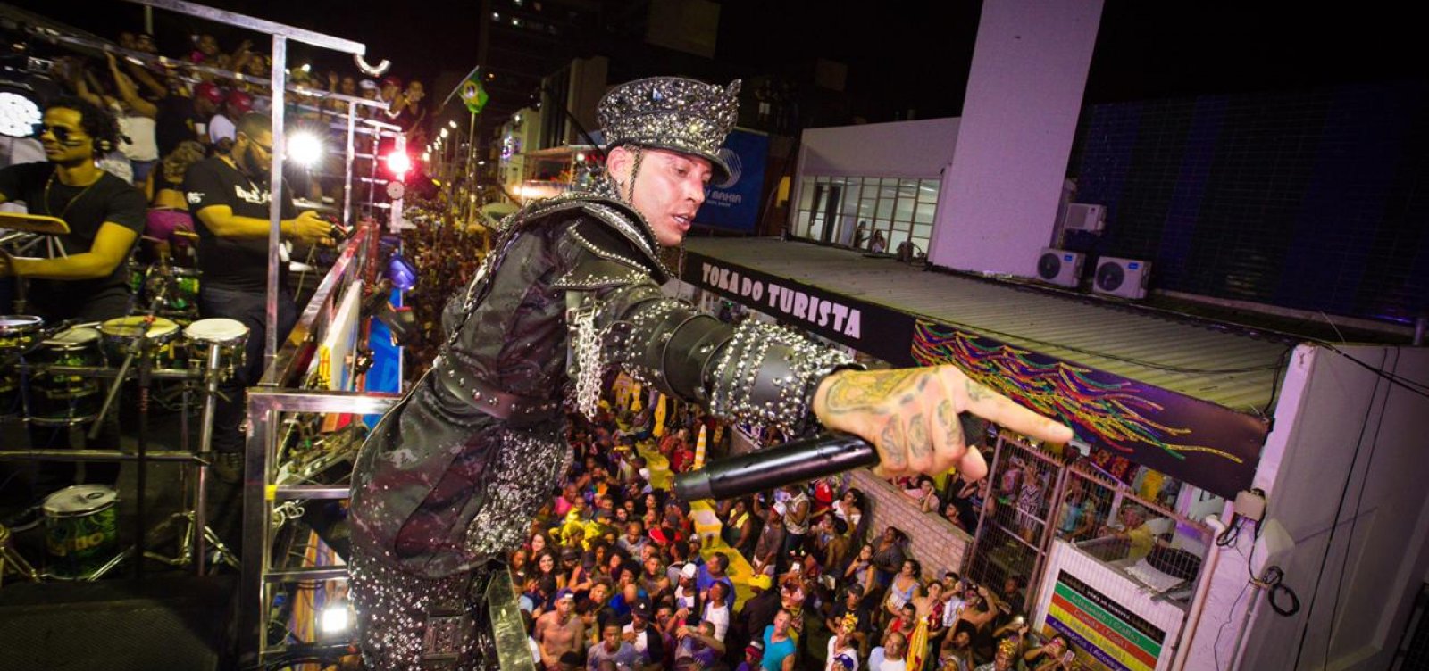 [Kannário paga isopor quebrado de ambulantes na Barra]