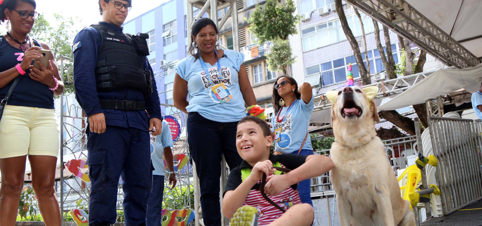 [Carnaval da inclusão: idosos e pessoas com deficiência curtem nos camarotes acessíveis]