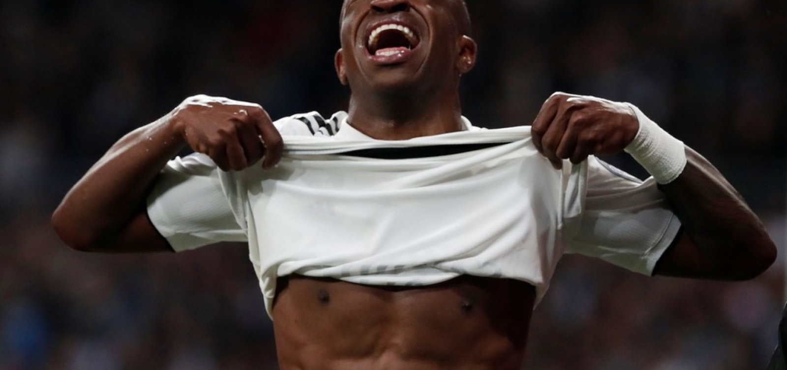 [Vinicius Junior rompe ligamentos do tornozelo]