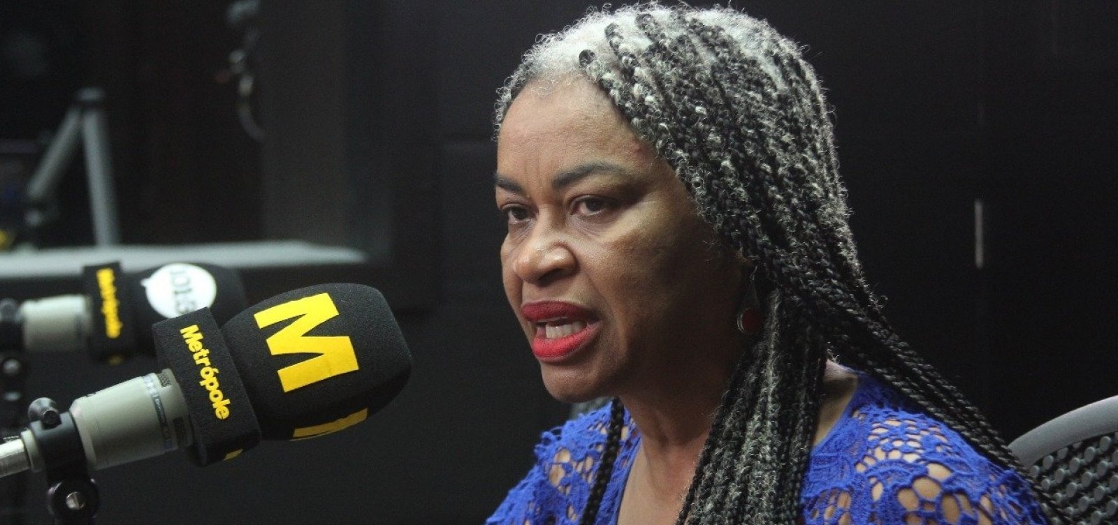 [Coronel e Olívia Santana discutem no Twitter: 'homem branco e privilegiado']