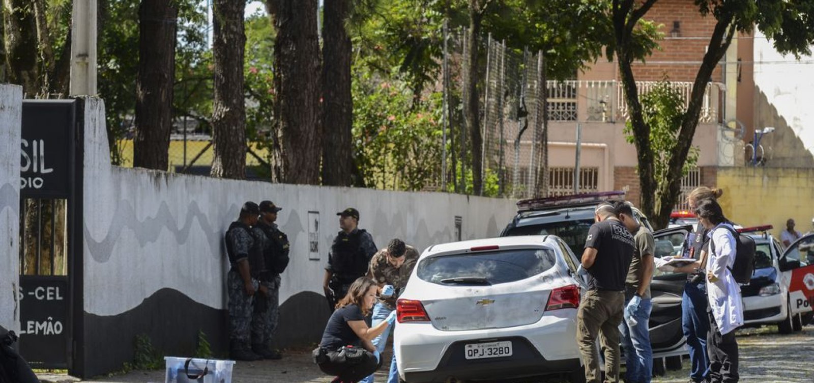 [Corpos de vítimas de massacre em escola são velados em estádio de Suzano]