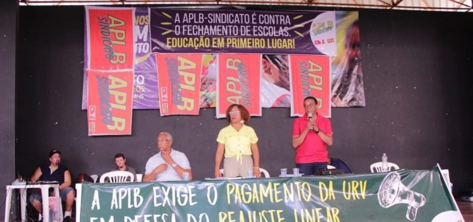 [Professores da rede estadual de ensino decidem manter estado de greve]