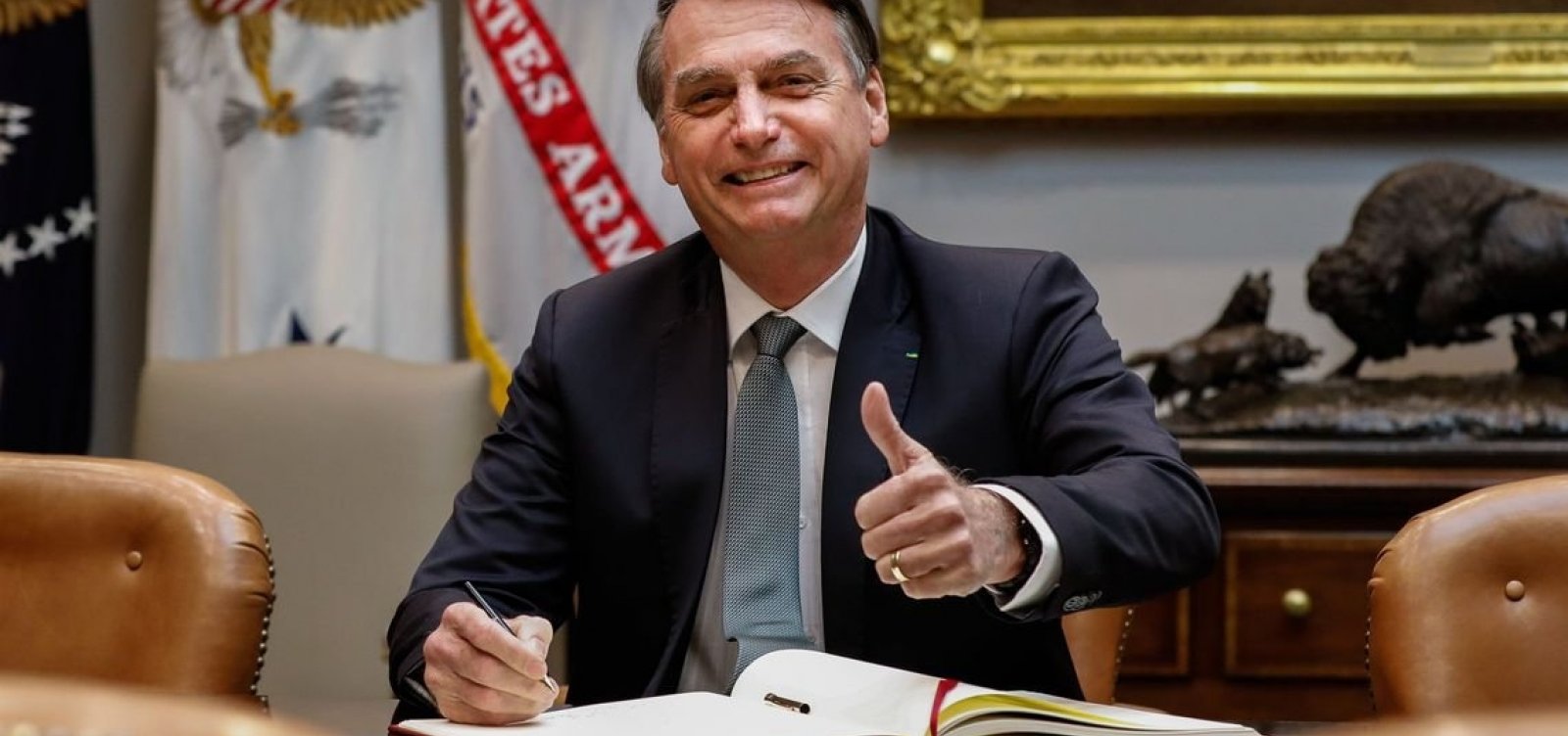 [Bolsonaro volta ao Brasil e deve discutir Previdência dos militares hoje]