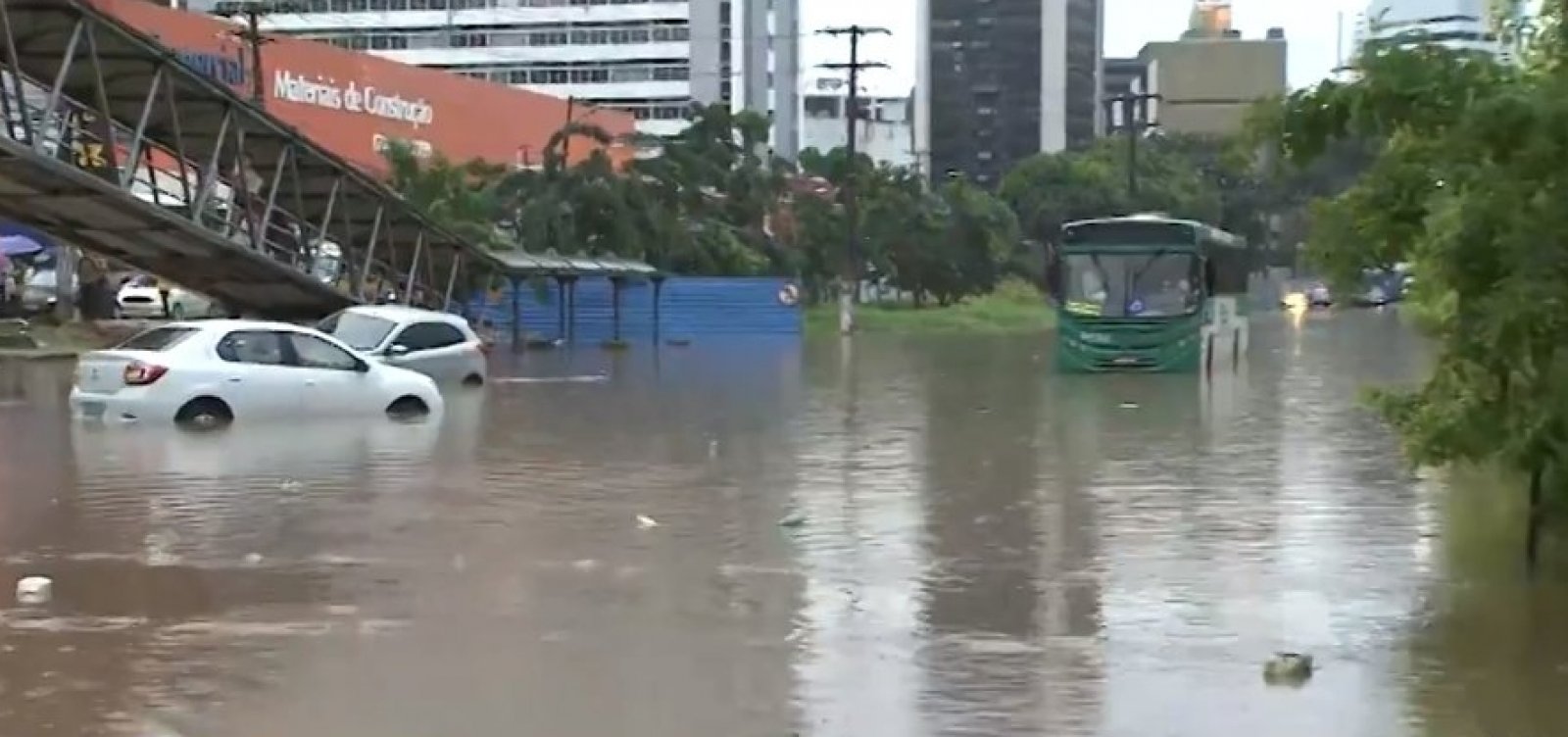 [Avenida ACM alaga devido a forte chuva e veículos ficam ilhados na pista]