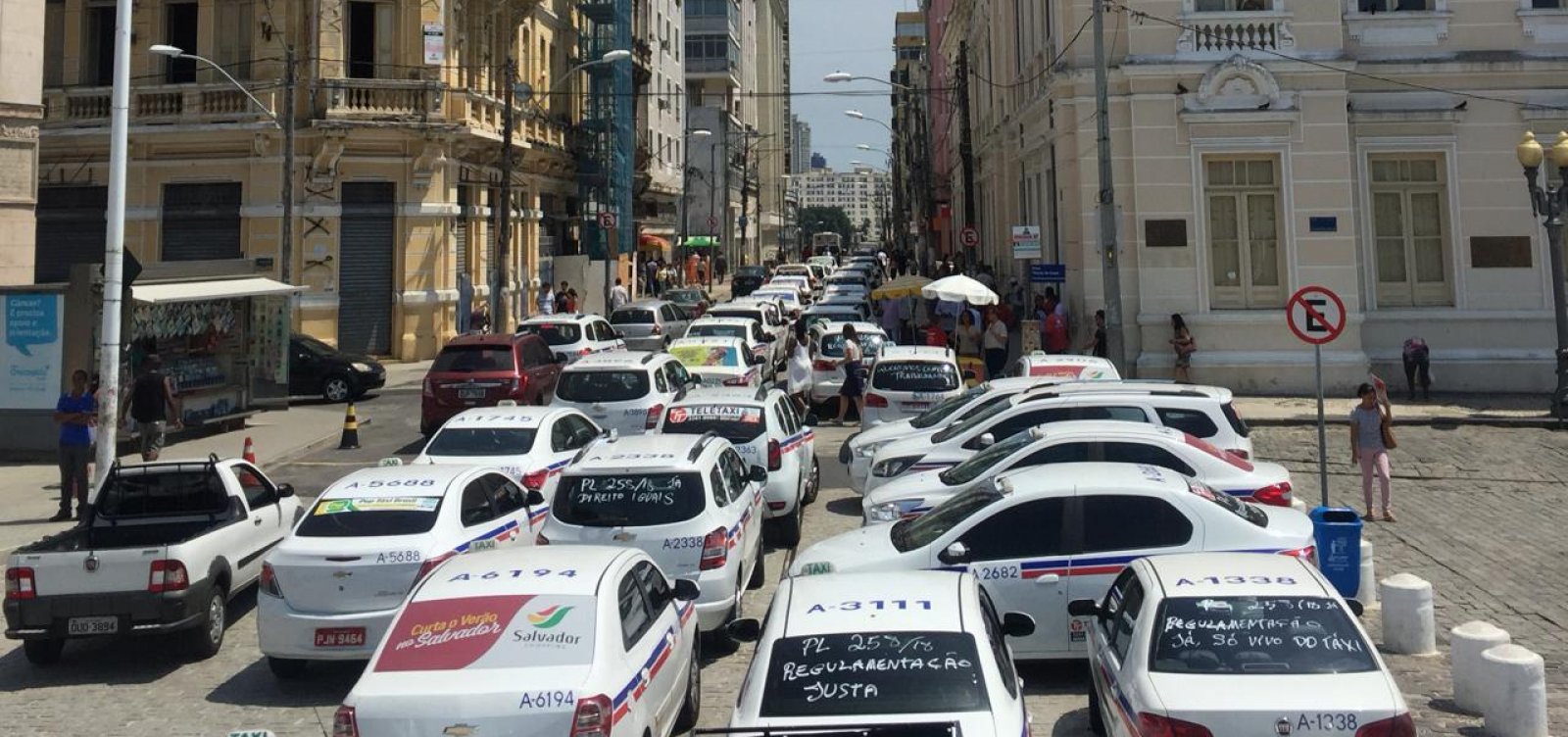 [Motoristas de tÃ¡xi e vans protestam em frente Ã  CMS contra projeto dos apps de transporte]