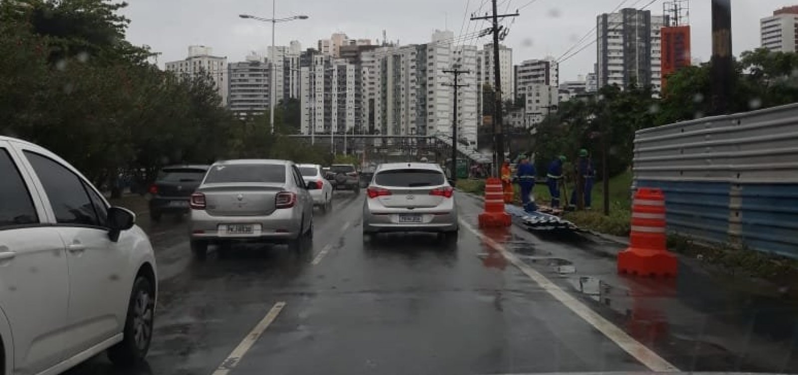 [Após chuvas, Defesa Civil registra 325 ocorrências em Salvador]
