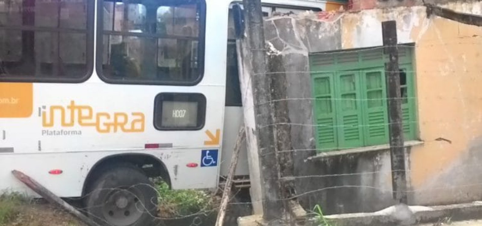 [Ônibus invade casa no final de linha do Rio Sena]