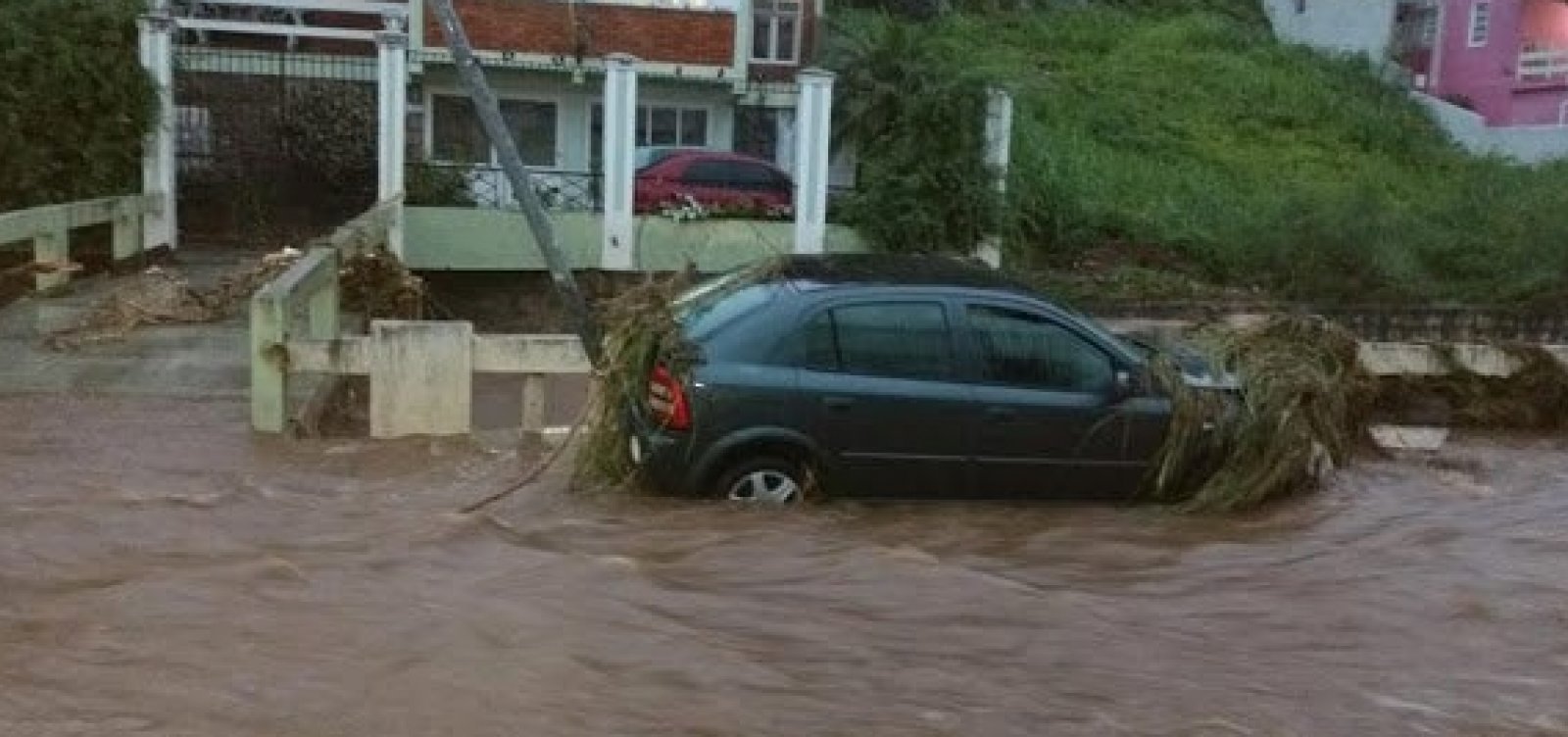 [Chuva eleva nível de rio e alaga ruas em Jacobina]