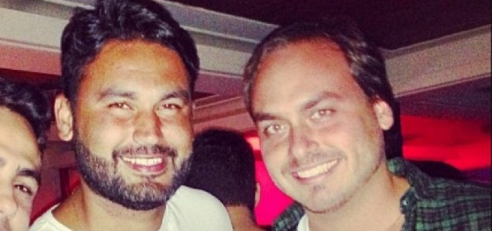 [Carlos Bolsonaro e primo recuam após pedido de passaporte diplomático]