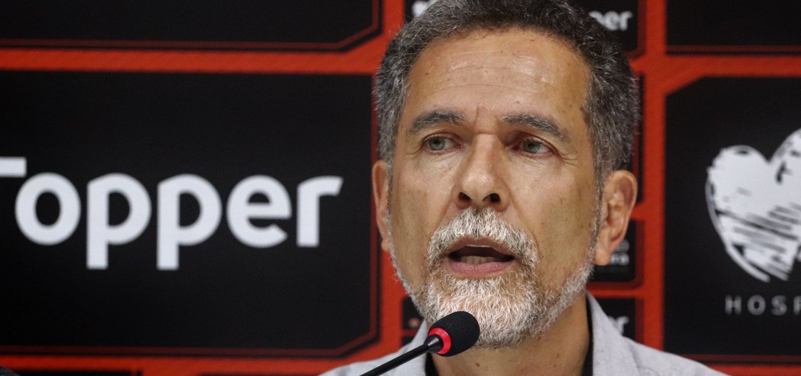 [Discussão, carteira de trabalho e luvas: presidente do Vitória esclarece caso de Escudero]