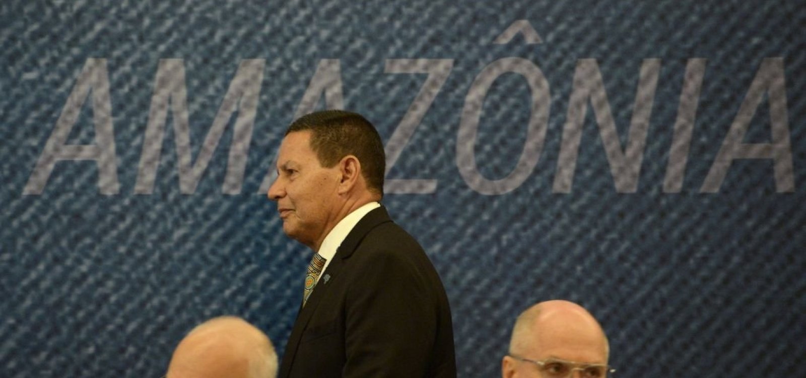 [MourÃ£o diz que apoia a construÃ§Ã£o de muro entre MÃ©xico e EUA]