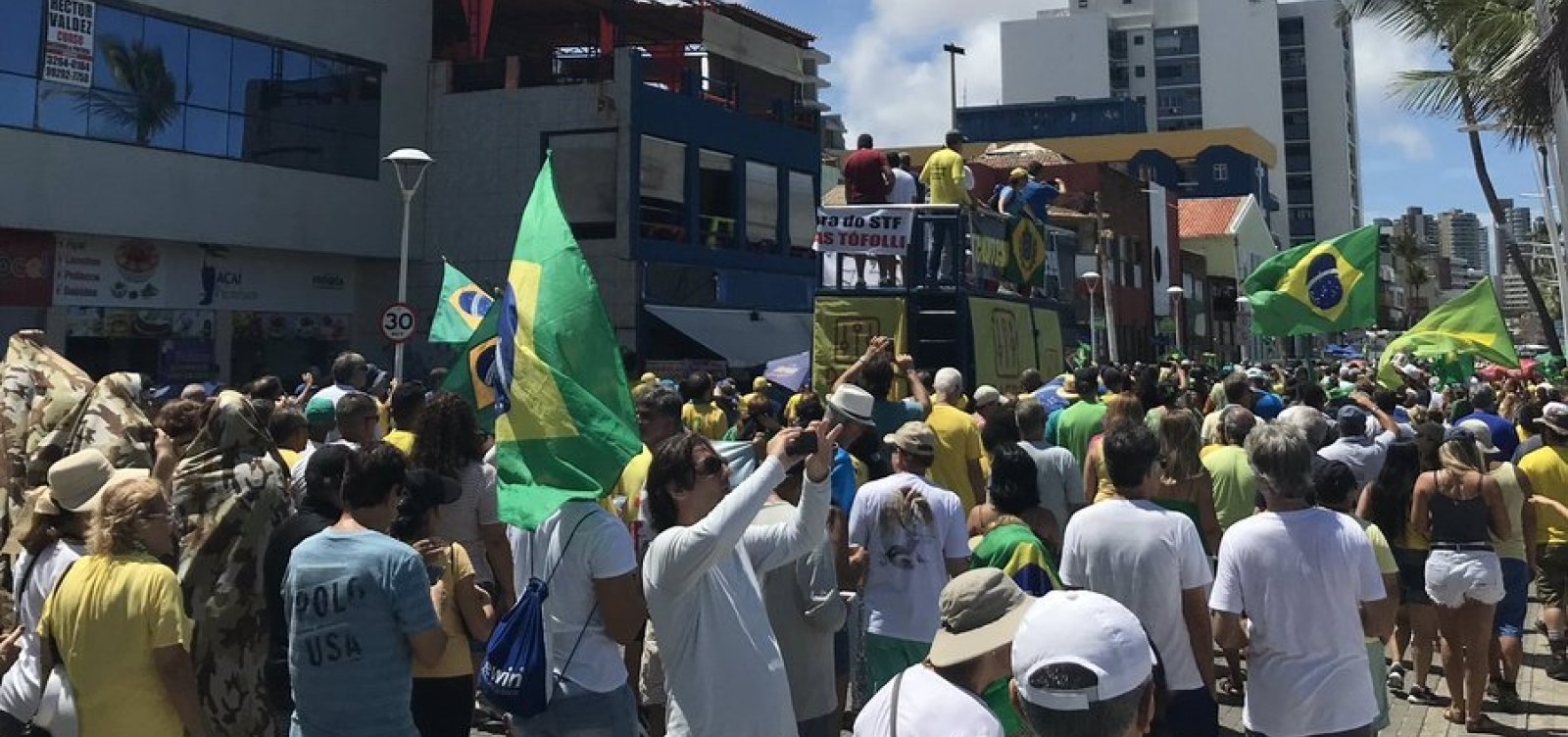 [Manifestantes fazem ato pró-Bolsonaro no Farol da Barra]