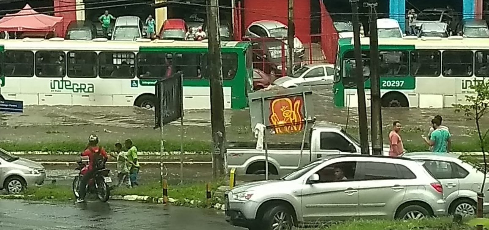 [Chuva causa alagamentos e transtornos em Salvador; veja fotos]