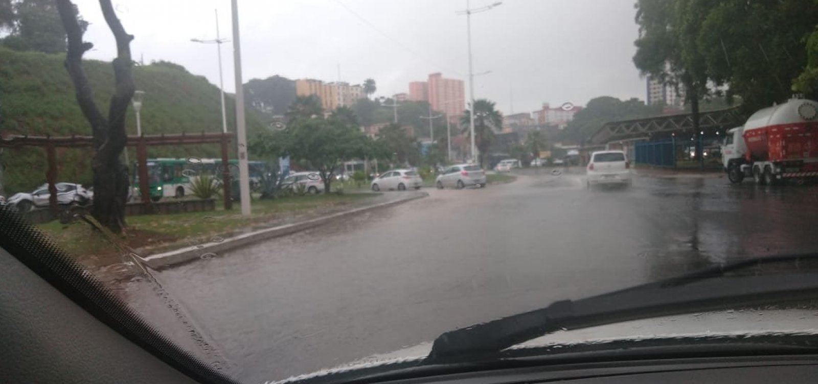 [Chuva deixa diversos pontos de Salvador alagados; vídeos]