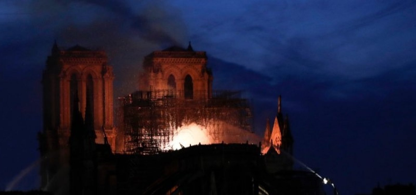 [Bombeiros franceses nÃ£o sabem se podem controlar incÃªndio em Notre-Dame]