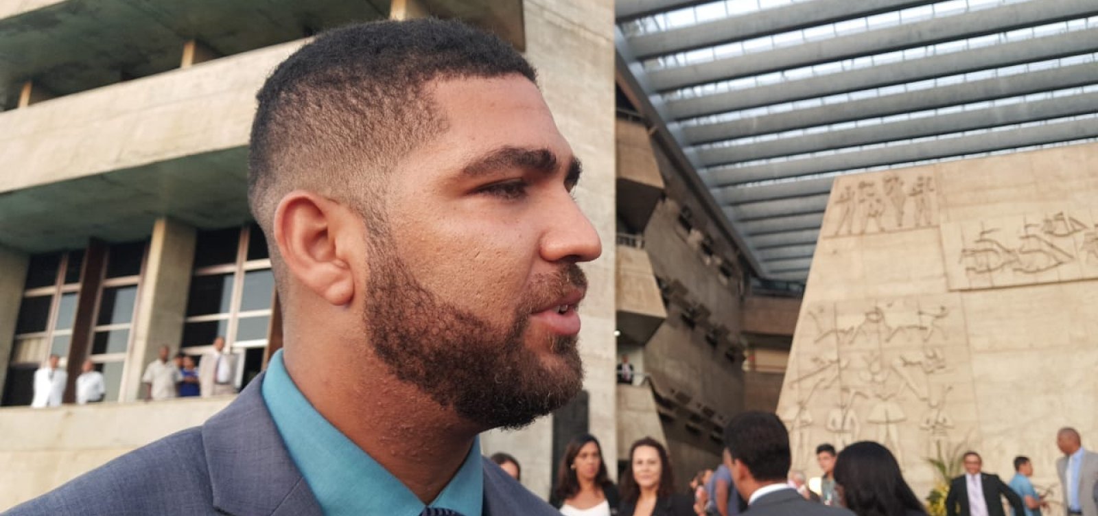 [Deputado quer entregar BA para 'Santíssima Trindade' e anular pacto com 'anjos das trevas']