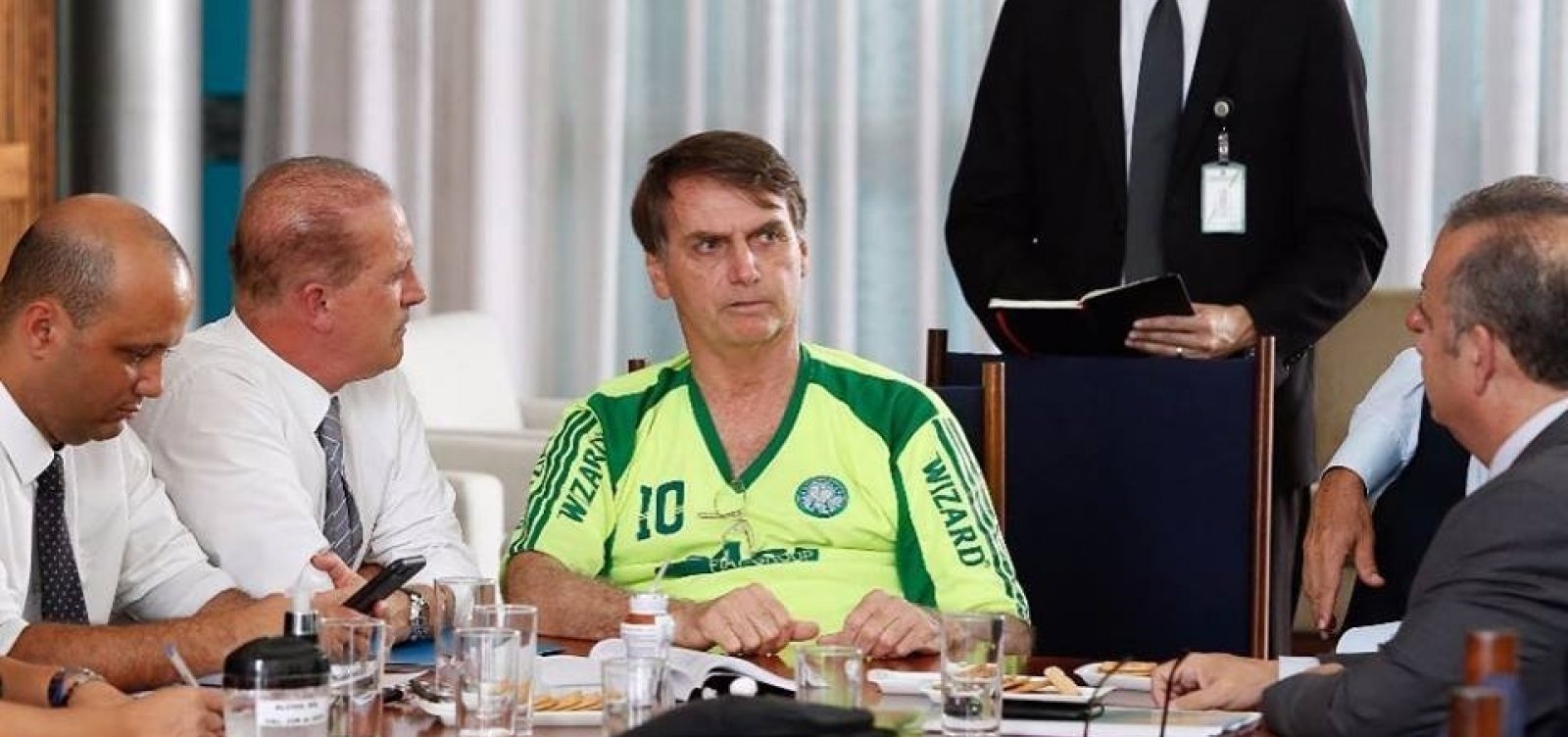 [Governo Bolsonaro estuda proibir uso de jeans por servidores e visitantes]