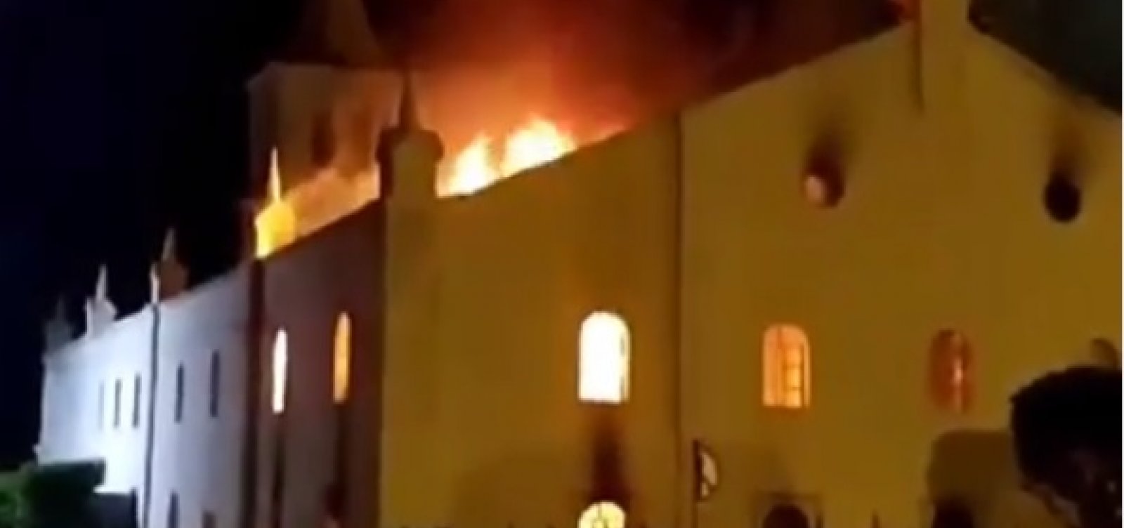 [Incêndio destrói parte de igreja da cidade de Monte Santo; vídeo]