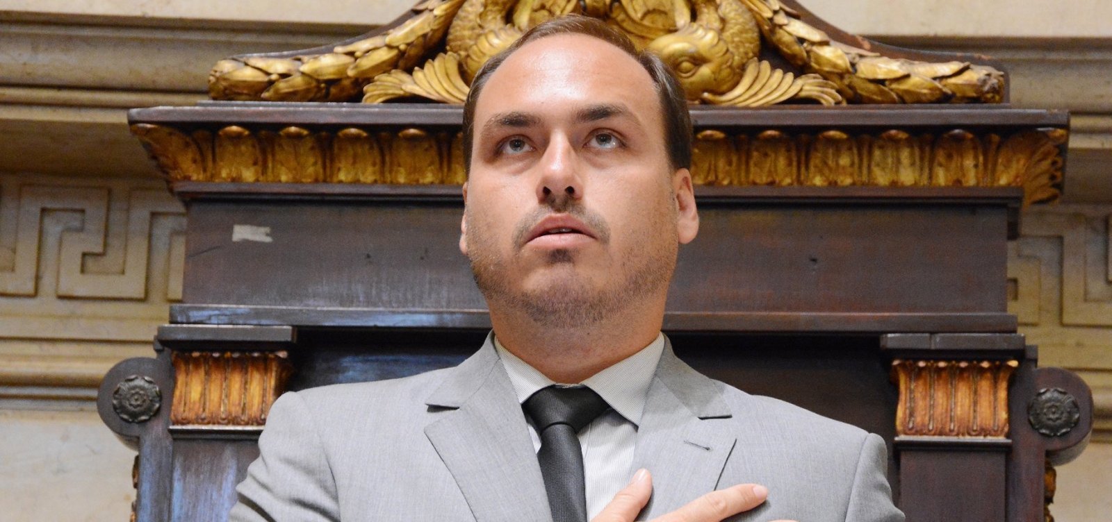 [Carlos Bolsonaro ataca Mourão e diz que 'jogo está muito claro']